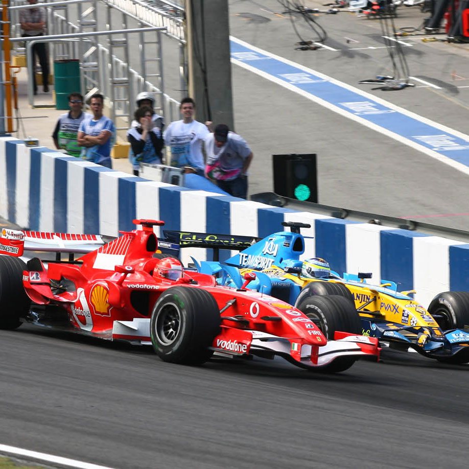 Schumacher e Alonso dividem curva